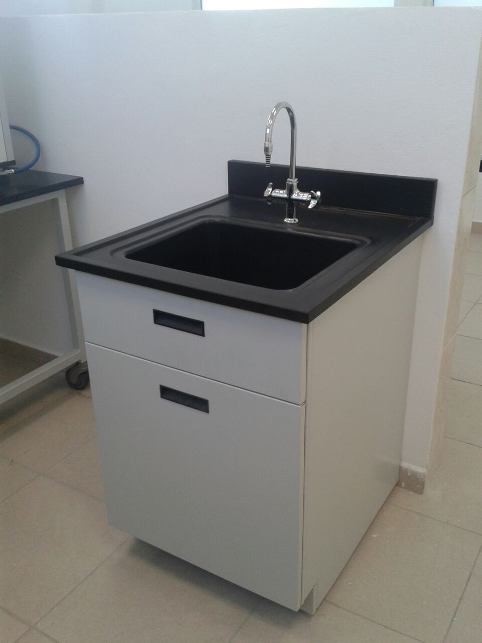 Gabinete con tarja epóxica instalado